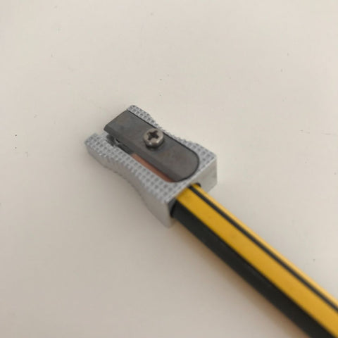 Apara lápis em metal